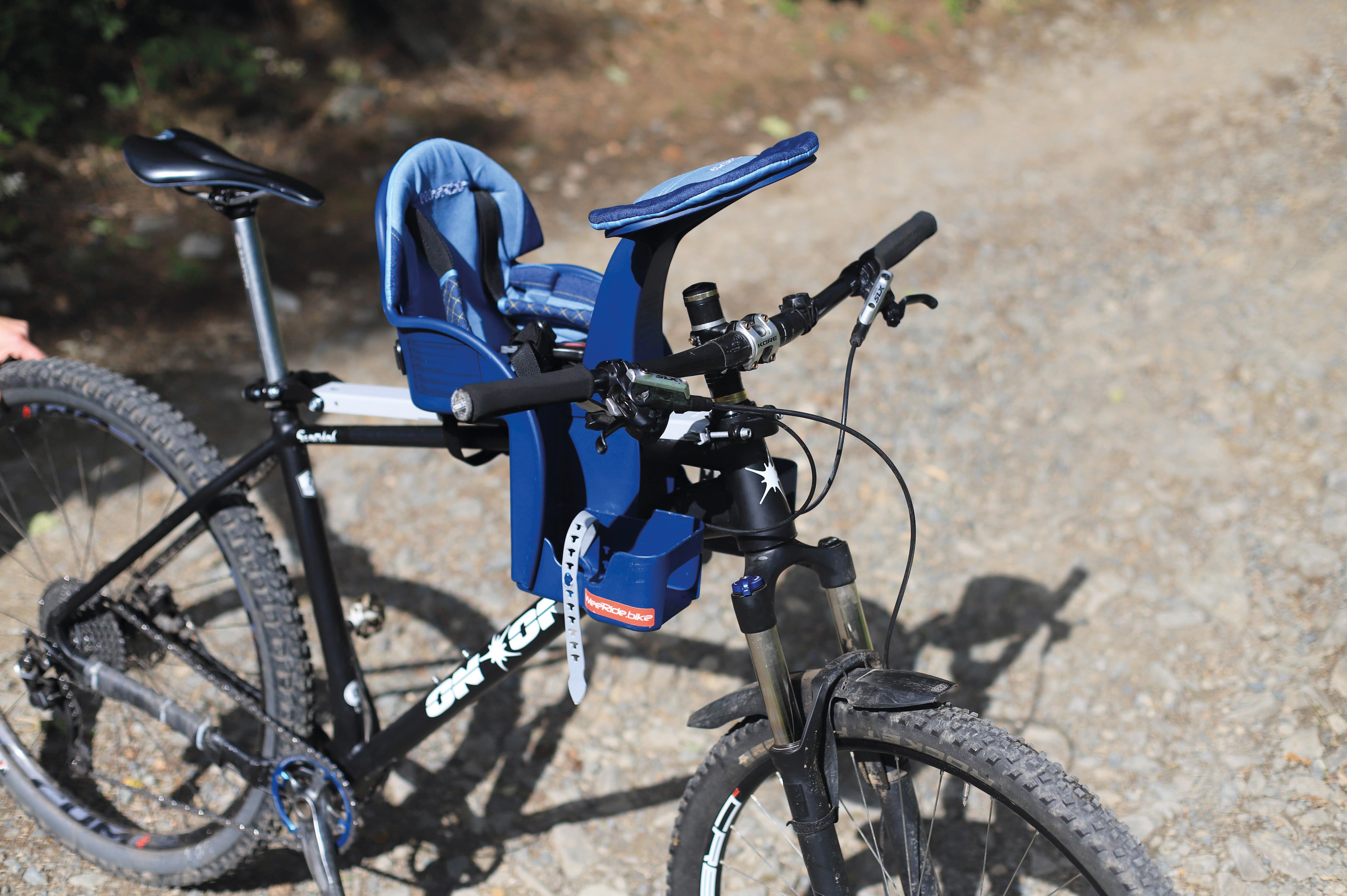 With a child bike seat from Hamax the whole family can get out on tour