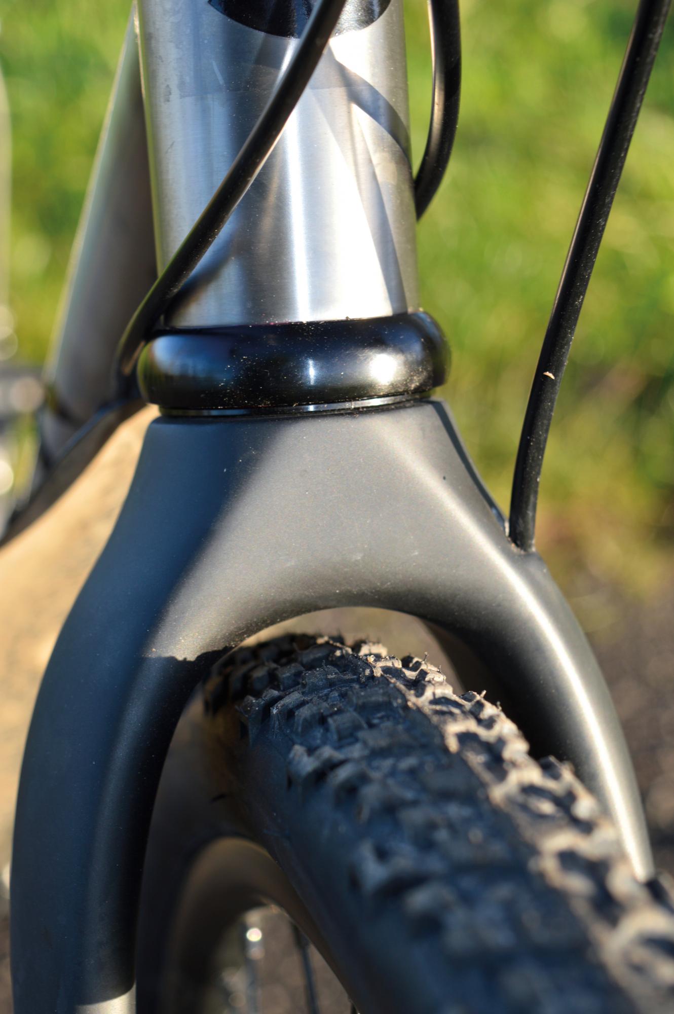 Tight clearance and no hole in the fork crown. If you want a mudguard, ask for the Camino Al fork instead.