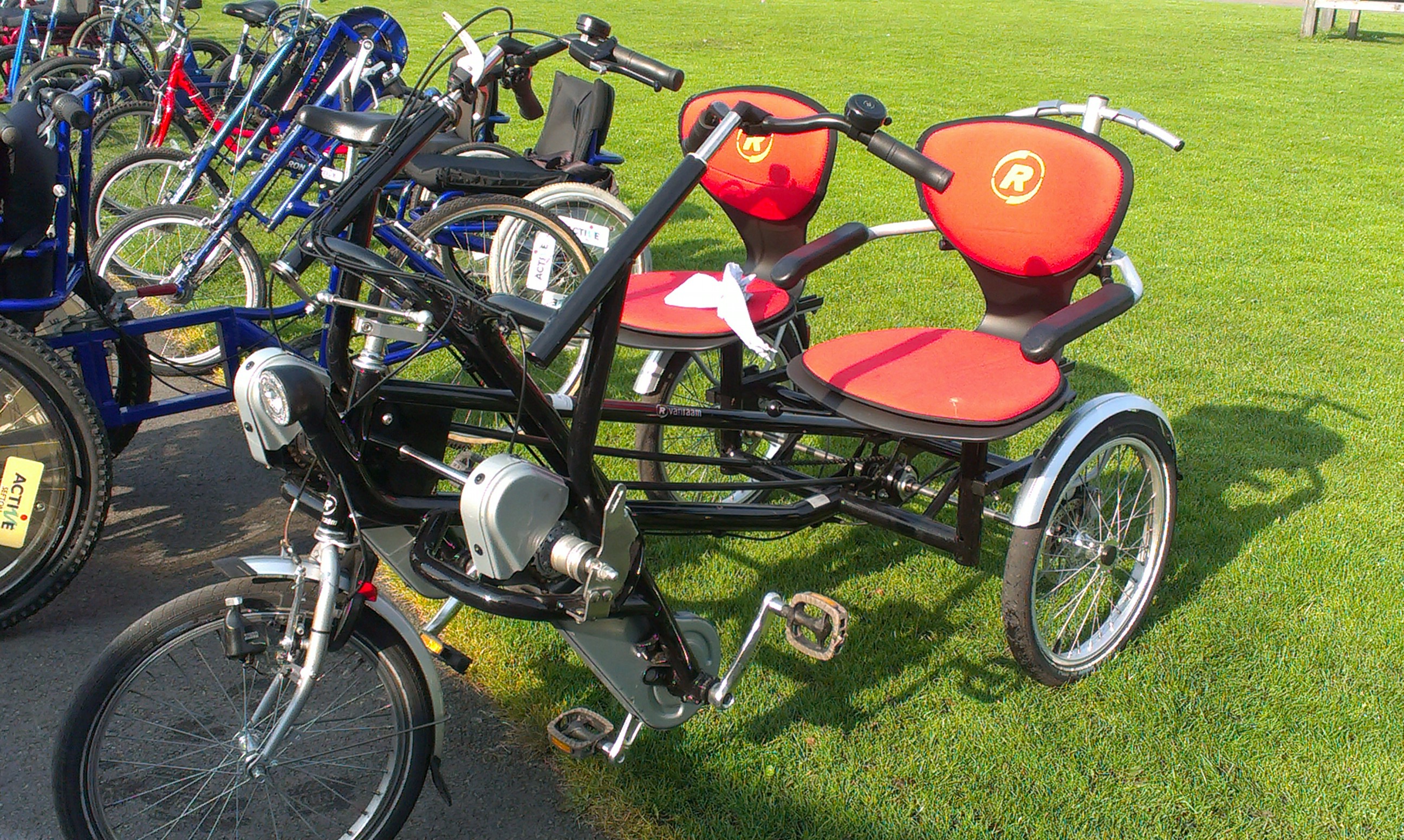 Side by side tandem trike