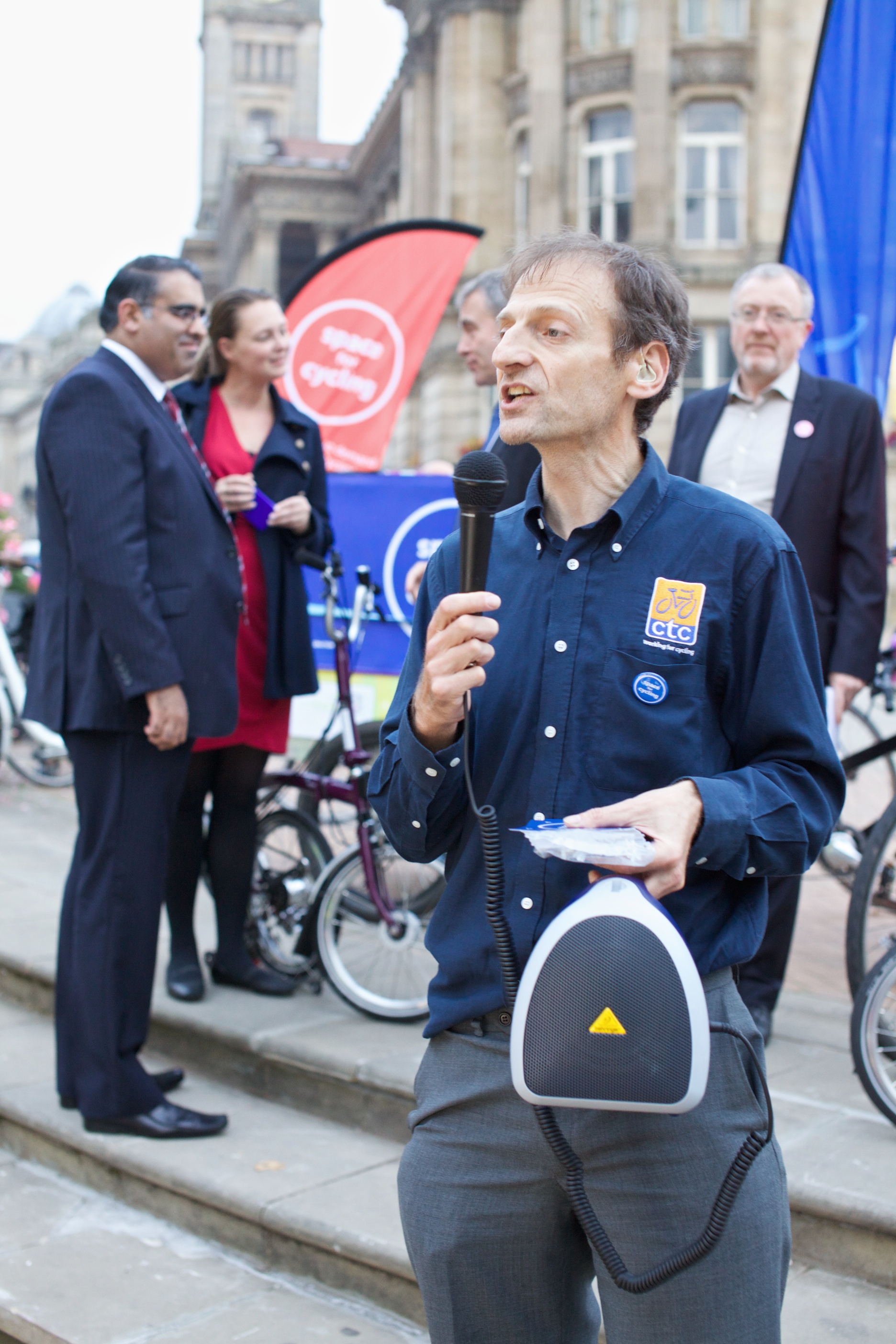 CTC's Roger Geffen addresses the crowd