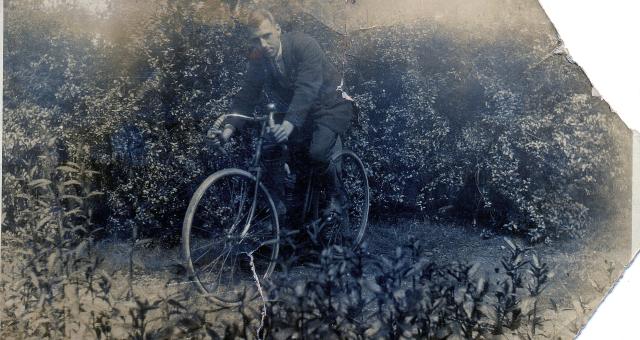 Harry Saunders and his fixed-wheel bike