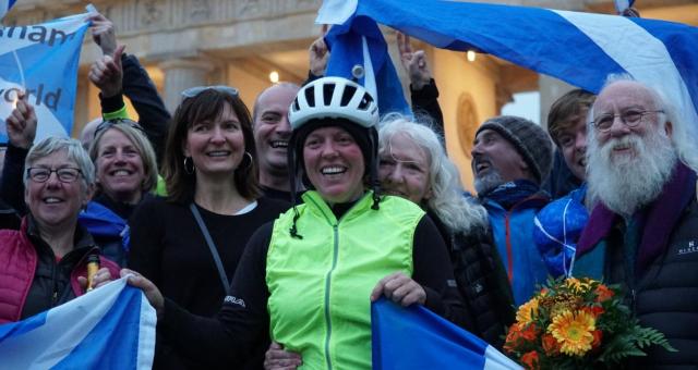 Jenny Graham finishing at the Brandenburg Gate in Berlin