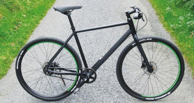 The Cube Hyde Race a black city hybrid bike with no pannier rack or mudguards