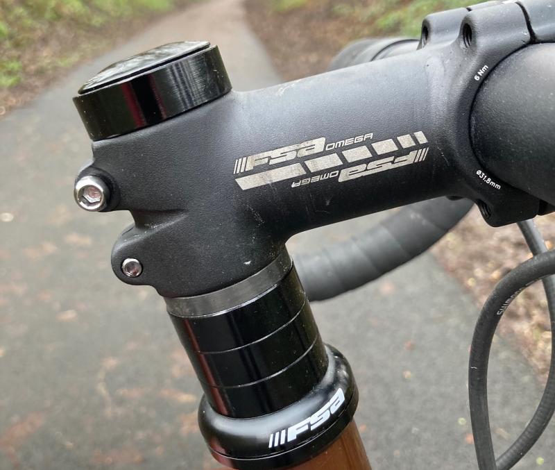 A close-up of the Spa Audax's stem with three spacers