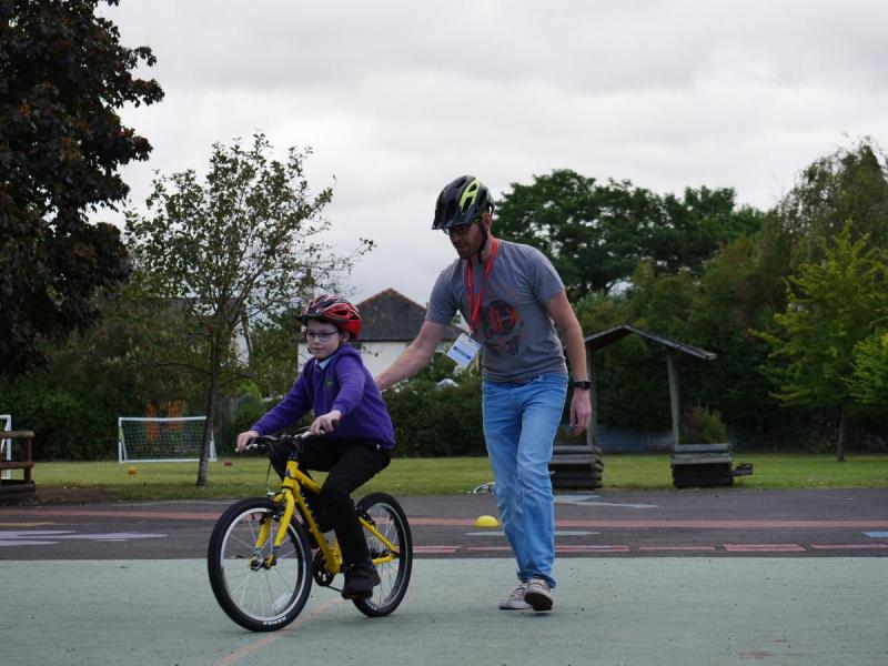 Build confidence with cycling to school with training and practice