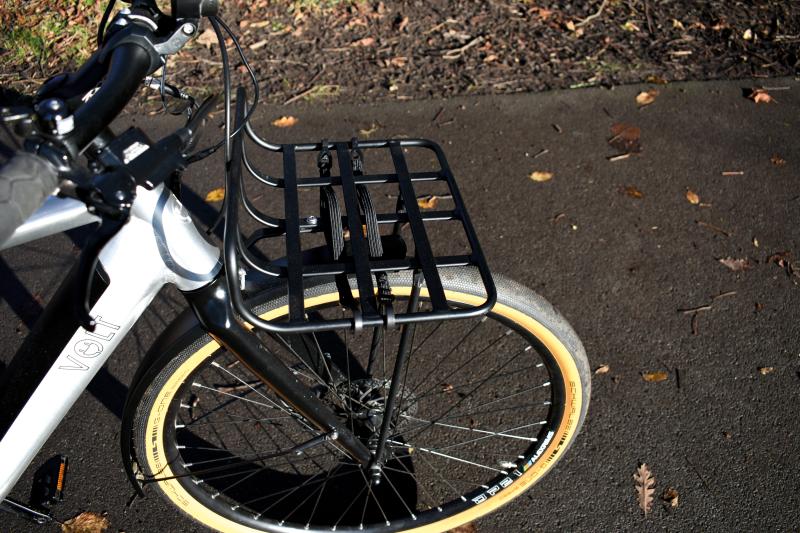 A luggage rack over the front tyre of an e-bike