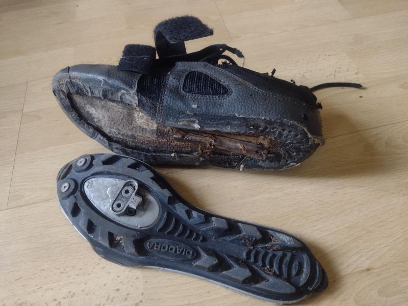 cycling shoe with separated sole