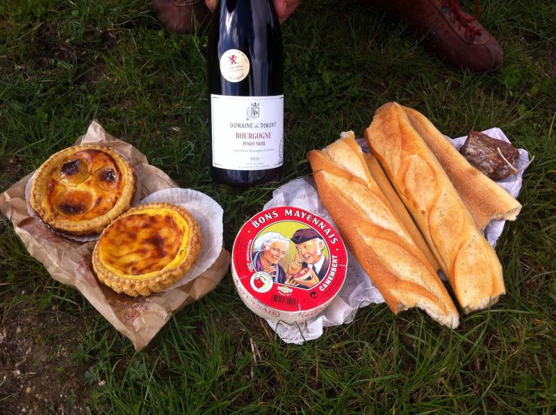A typical road side picnic along the Avenue Verte