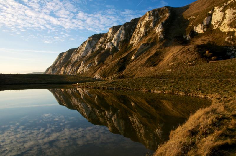 Lake in front of white chalk cliffs