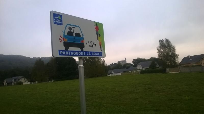 A sign in France asking that drivers and cyclists &quot;share the road&quot;