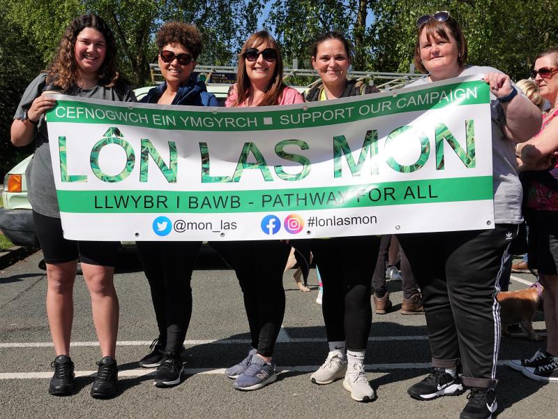 Lon Las Mon campaigners holding up a banner
