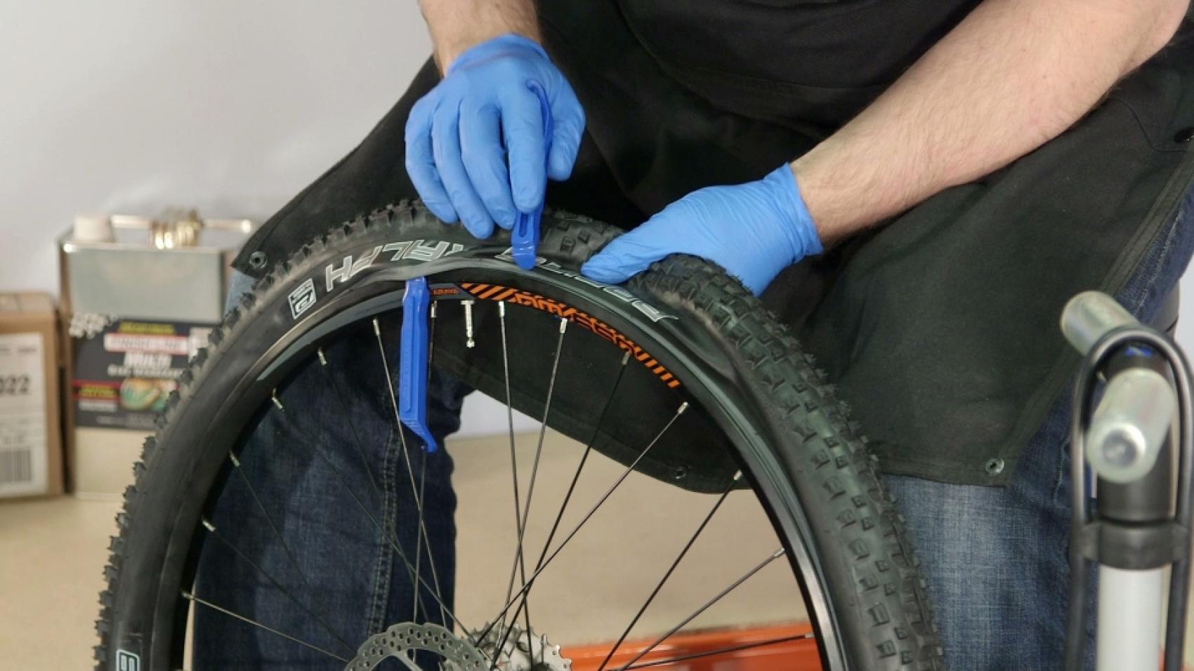 Video: How to fix a puncture on a road bike and mountain bike | Cycling UK