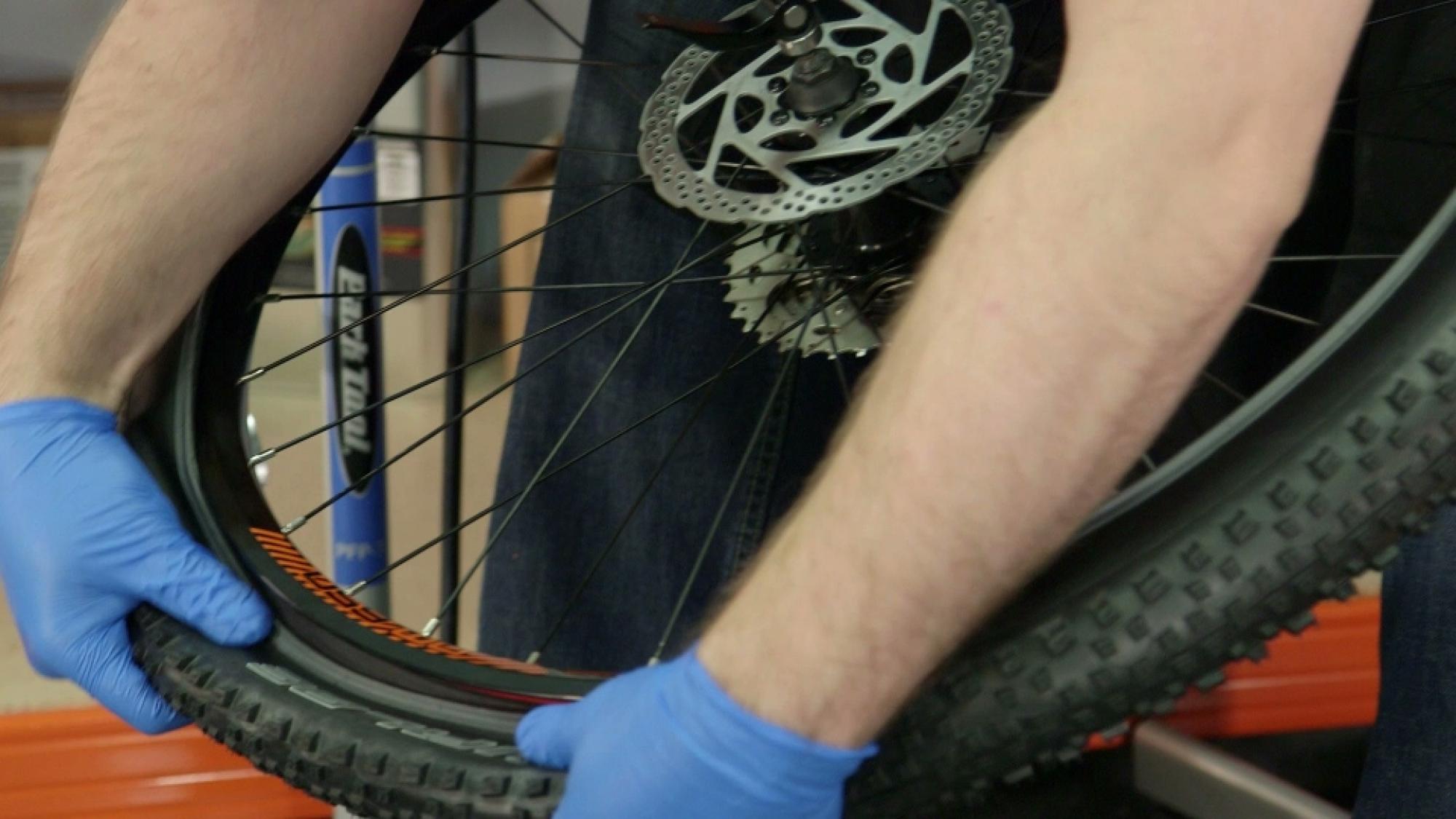 Video: How to fix a puncture on a road bike and mountain bike | Cycling UK