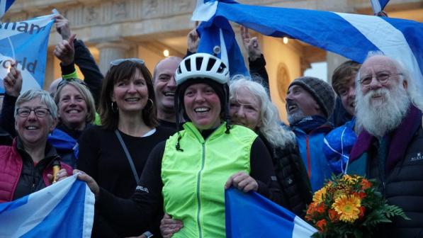 Jenny Graham finishing at the Brandenburg Gate in Berlin 