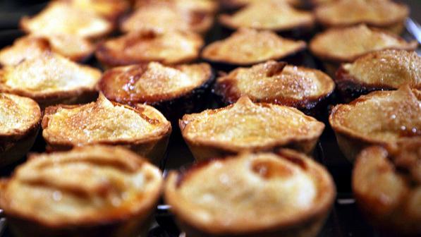 Homemade mince pies by NMK photography via flickr cc