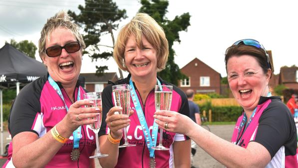 Shona Hudson (centre)