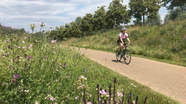 Laura Laker trying out new narrower handlebars. Photo Clive Ardagh