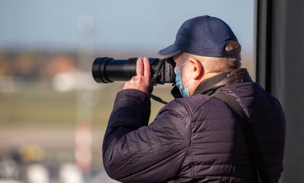 Telephoto lenses can distort the distances between people